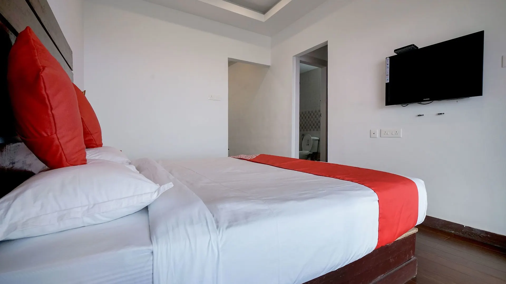 Oyo 10426 Le Placid Munnar Hotel